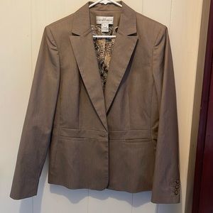 Gorgeous tan Jones NewYork blazer - Size 10 - paisley interior